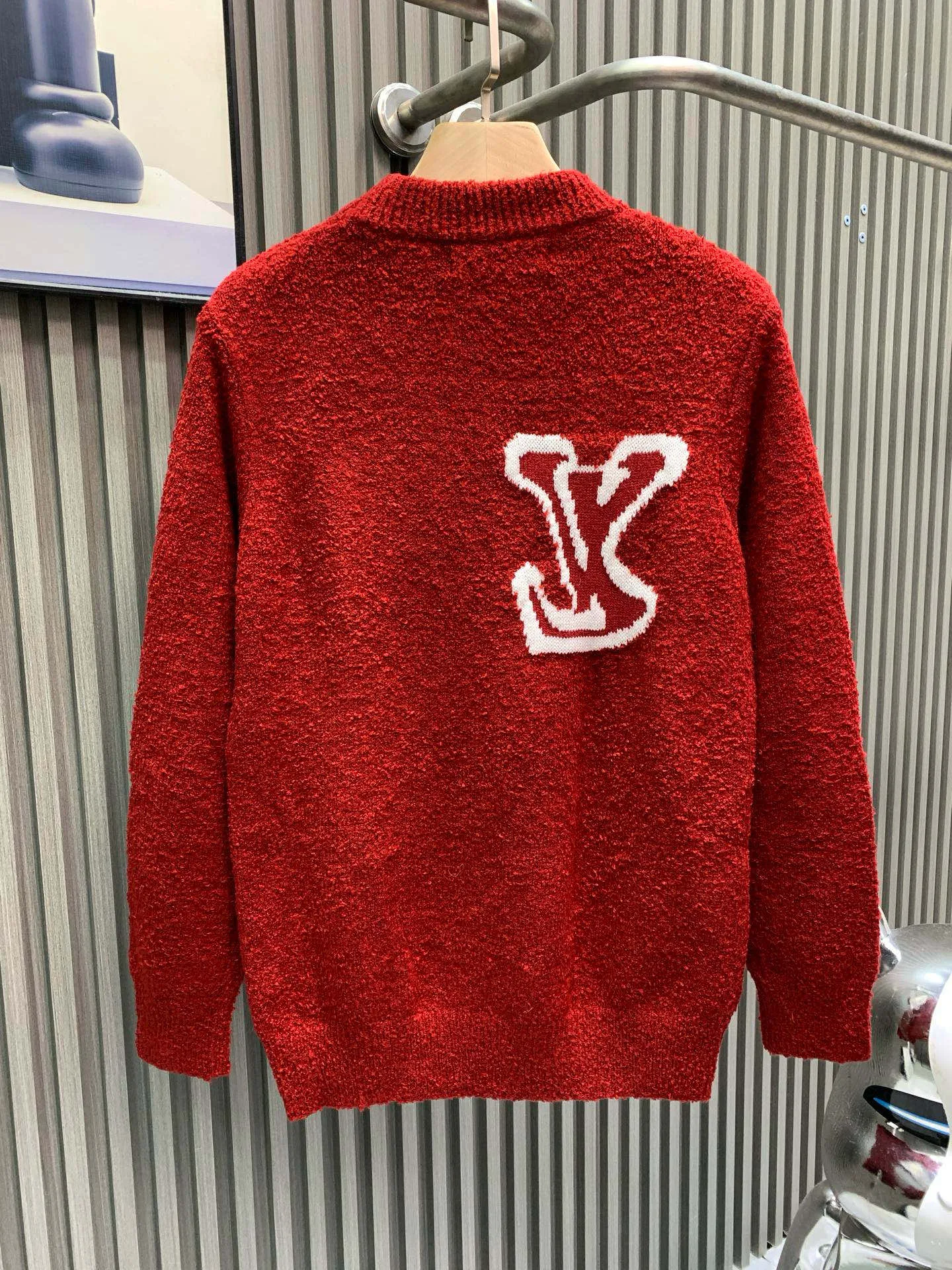🅿️400 🀄️ Louis Vuitton 1v 25FW New Year's style mirrored logo intarsia sweater. Original purchase: 10,900. Custom-woven and dyed sheep wool 55%, yak hair 21%, nylon 20%, spandex 4% wool loop yarn. The yarn has high ductility and good elasticity. It is different from the non-elastic version on the market. The special washing process is very soft and skin-friendly. Positive 3-needle knitting process. The thickness of each stitch of the inlay on the clothing logo is consistent with ZP. The back logo is a mirror intarsia. A high-elastic elastic band is added in the middle of the thread at the neckline. The upper body is soft, breathable, and skin-friendly. It is not easy to deform when washed. The upper body is skin-friendly and versatile. Wear it in front of others. A powerful autumn and winter item.